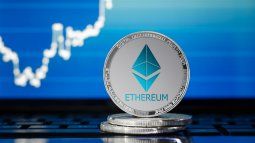 Bitcoin y Ethereum consolidan ganancias mientras se esperan decisiones sobre los ETF