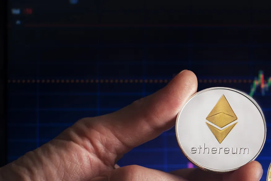 La SEC aprueba 'en diferido' los ETF al contado de ethereum, que gira a la baja