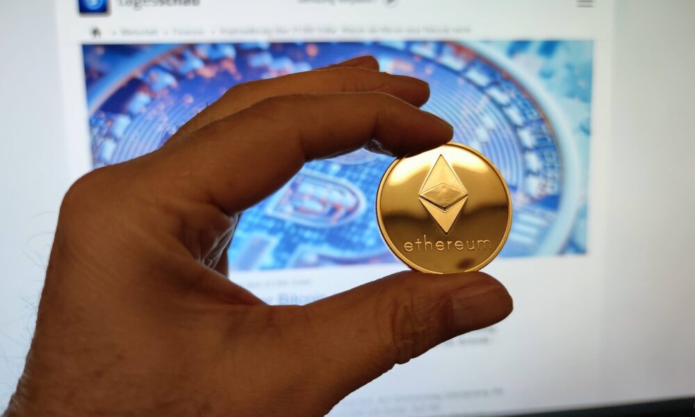 La SEC aprueba ocho ETF al contado de Ethereum, que cotiza a $3.695