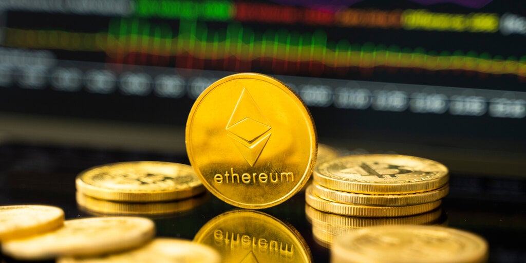 Fondos de Bitcoin y Ethereum Atraen Otros $185 Millones Tras Euforia de Los ETFs de ETH