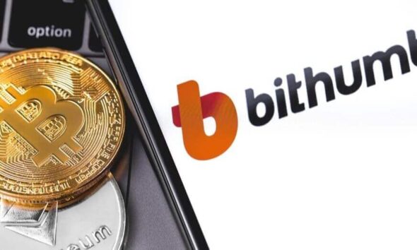 Une image montrant le logo bithumb à côté de deux crypto coins