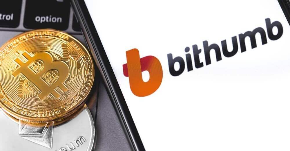 Une image montrant le logo bithumb à côté de deux crypto coins