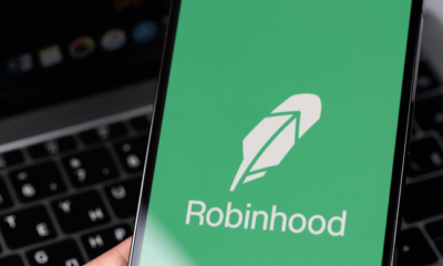 Ein Bild eines Smartphone-Bildschirms mit dem Namen und Logo von Robinhood