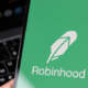 Ein Bild eines Smartphone-Bildschirms mit dem Namen und Logo von Robinhood