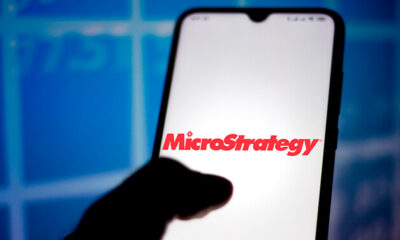 Das Microstrategy-Logo auf einem Smartphone