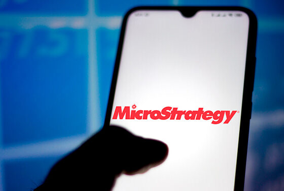 Das Microstrategy-Logo auf einem Smartphone