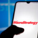 Das Microstrategy-Logo auf einem Smartphone