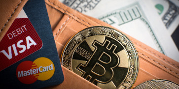 Tarjetas de débito, bitnotes de bitcoin y dólar